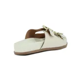 Sandalias tipo slides de color negro, con dos tiras anchas ajustables mediante hebillas metálicas doradas y suela anatómica.