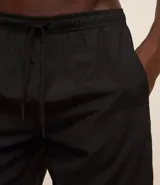 Bermuda deportiva masculina con cintura elástica, cordón de ajuste y bolsillos laterales. Confeccionada en tejido técnico de poliéster ligero, diseñada para brindar libertad de movimiento durante actividades físicas.