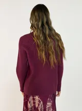 Sweater de tejido de punto acanalado en color marrón oscuro, con cuello alto y mangas largas con corte raglán.