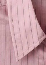 Camisa de lyocell color rosado con diseño a rayas sutiles, de corte recto, con cuello camisero, manga larga y cierre frontal de botones.