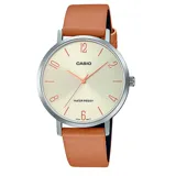Reloj analógico Casio con caja de acero inoxidable de 34 mm, esfera beige con números arábigos en tono cobre y correa de cuero marrón.