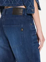 Pantalón de jean de corte recto, color azul oscuro, tiro medio y calce relajado. Confeccionado en denim italiano con tencel.