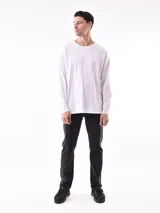 Remera blanca de manga larga, corte holgado y cuello redondo.