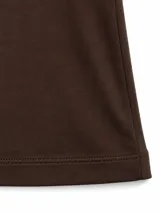 Musculosa de color bordó con escote cuadrado y tirantes anchos, de corte ajustado y diseño liso.