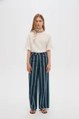 Pantalón jean de tiro alto y corte ancho, con diseño de rayas verticales en tonos azul, verde y marrón.