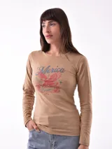 Remera de manga larga color gris oscuro, ajustada al cuerpo, con un estampado frontal de flores y texto en color blanco.