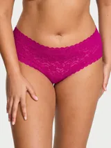 Bombacha tipo cheeky de encaje color fucsia, de tiro bajo con ribetes festoneados.