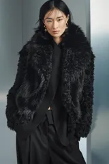 Blazer de lana con cuello subido, manga larga con botones en puños, bolsillos con solapa y bolsillo de vivo en el pecho. Cierre frontal con un botón.