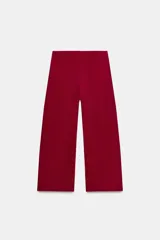 Pantalón de tiro medio y corte ancho, confeccionado en hilatura de algodón, con cintura elástica.