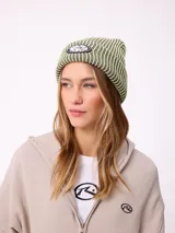 Gorro tipo beanie de tejido acanalado con diseño a rayas en tonos gris y verde lima. Presenta un parche frontal con el logo de la marca.