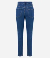 Pantalón de jean azul, corte slim, con trabillas en la cintura, bolsillos, cierre delantero tradicional y abertura en el bajo.