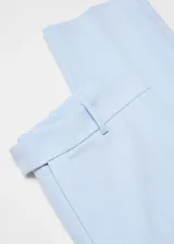 Pantalón de vestir de corte recto y entallado, con diseño de pinzas y cierre frontal. Presenta un acabado limpio y estructurado, ideal para conjuntos formales.