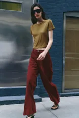 Pantalón de tiro medio confeccionado en 100% piel de ante, con diseño de cinco bolsillos, corte recto y cierre frontal con cremallera y botón metálico.