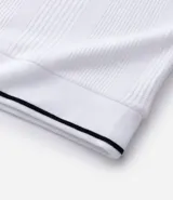 Polo de hombre marca Marfinno, confeccionada en tejido de media malla con textura rayada. Presenta cuello polo con botones y mangas cortas con terminaciones en rib con detalles contrastantes.