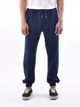 Pantalón deportivo negro con cordón ajustable en la cintura y puños elásticos en los tobillos.