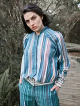 Chaqueta de lino con estampado a rayas verticales en tonos celeste, azul, blanco y marrón.