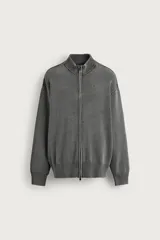 Chaqueta de punto relaxed fit de algodón color gris oscuro con efecto lavado, cuello subido, manga larga y cierre frontal con cremallera.