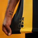 Camiseta de fútbol Puma del Club Atlético Peñarol, modelo Home. Diseño a rayas verticales amarillas y negras, con cuello redondo y detalles en amarillo en las mangas. Incluye logo de Puma y escudo del club en el frente.