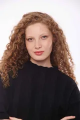 Sweater de punto trenzado color beige, con cuello alto y mangas largas.