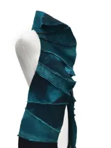 Bufanda larga de lana afieltrada, tejida y teñida a mano, con diseño de bloques de color en tonos tierra, negro y verde.