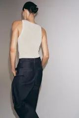 Top de punto fino con escote redondo y diseño sin mangas, de ajuste al cuerpo.