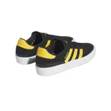 Championes de skate adidas Busenitz Vulc II, color negro con las tres tiras laterales y detalle en el talón en color amarillo. Presentan suela de goma blanca vulcanizada y diseño de perfil bajo.