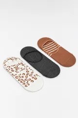 Pack de tres pares de medias invisibles cortas, que incluye un par con estampado animal print, un par liso en color gris oscuro melange y un par marrón con diseño de rayas blancas.