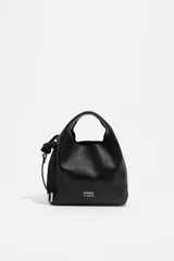 Bolso de hombro Bimba y Lola tamaño mini, de estructura blanda y color marrón oscuro, confeccionado en piel vacuna. Presenta asas de mano de piel y una correa extraíble, con detalles metálicos y logo de la marca en el frente.