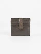 Tarjetero de cuero vegano con acabado brillante, cierre con solapa y broche a presión. Cuenta con ranuras para tarjetas y detalle de logo metálico en la parte frontal.