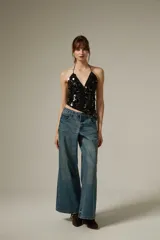 Pantalon de jean de corte ancho y tiro bajo, con diseño de pierna recta y acabado en tono azul medio.