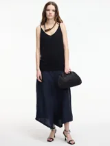 Musculosa negra con escote en V y breteles finos.