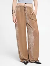 Pantalón relaxed de terciopelo color beige, con silueta recta, pretina elastizada con cordón ajustable y bolsillos laterales.