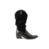 Bota texana alta de cuero negro, con caña de gamuza, taco cuadrado y puntera fina con sutiles pespuntes decorativos.