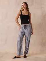 Pantalón celeste de lino marca Dash, con pretina elastizada, lazo de ajuste y bolsillos delanteros y traseros.