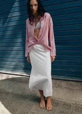 Falda midi evasé de tiro regular, color blanco, con cierre trasero y forro de algodón.