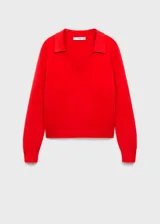 Jersey de punto fino color rojo, con cuello en V y solapas tipo polo, de manga larga y diseño recto.