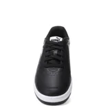 Championes Puma modelo Court Classic Clean, de diseño urbano inspirado en el baloncesto retro. Presentan un exterior de material sintético en color negro con la icónica franja lateral de la marca en blanco y suela de goma blanca. Incluyen plantilla SoftFoam+ para mayor amortiguación y cierre con cordones.