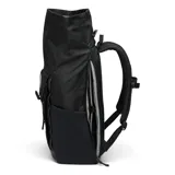 Mochila Columbia de 27 litros con diseño roll-top, confeccionada en tejido resistente al agua con revestimiento de PU. Cuenta con compartimento interno para portátil de 15 pulgadas, respaldo de malla transpirable, tirantes ergonómicos acolchados, bolsillos laterales para botellas y bolsillo frontal con cierre.