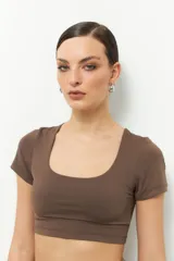 Top corto blanco de manga corta con escote cuadrado.