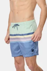 Short de baño con diseño rayado en la parte superior en tonos azul, amarillo, gris y celeste, y parte inferior de color azul sólido.