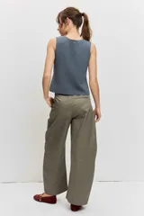 Pantalón wide leg verde militar con bolsillos laterales y cierre frontal con botón y cremallera.