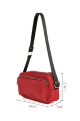 Bandolera color beige con correa ajustable negra. Cuenta con un compartimento principal con cierre y un bolsillo frontal con cierre.