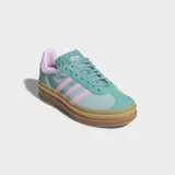 Championes Adidas Gazelle Bold de plataforma, confeccionados en gamuza color verde agua con detalles en rosa pastel. Presentan la icónica silueta de la marca con suela de caucho apilada en tonos caramelo y cierre de cordones.