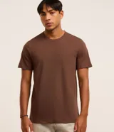 Remera básica de corte regular para hombre, color verde militar, con mangas cortas y cuello redondo.