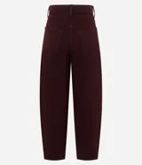 Pantalón modelo carrot de sarga, con cintura alta, pretina con presillas, cierre frontal con botón y cremallera, y bolsillos funcionales. Presenta un calce holgado en la cadera que se estrecha hacia el bajo.
