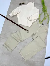 Pantalón de corte baggy en tela rígida color beige, con diseño de tiro medio, bolsillos laterales y costuras reforzadas en las piernas.