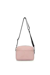 Bandolera negra de tela con correa ajustable y bolsillo frontal con solapa y logo circular.