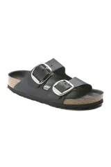 Sandalias Birkenstock Arizona con hebillas grandes, color negro, con plantilla anatómica de corcho y látex, capellada de cuero nobuck engrasado y suela de EVA.