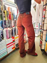 Pantalon de pana elastizada color marron, de corte oxford con bolsillos delanteros y traseros.