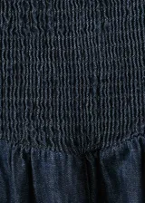Vestido midi de denim azul oscuro, sin mangas, con escote palabra de honor y silueta envasé.